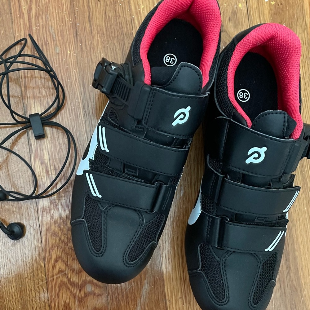 Peloton cycling shoes with cleats